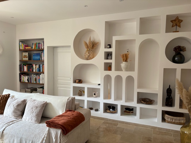 Bibliothèque sur mesure en placo avec niches arrondies conçue par Ldesign